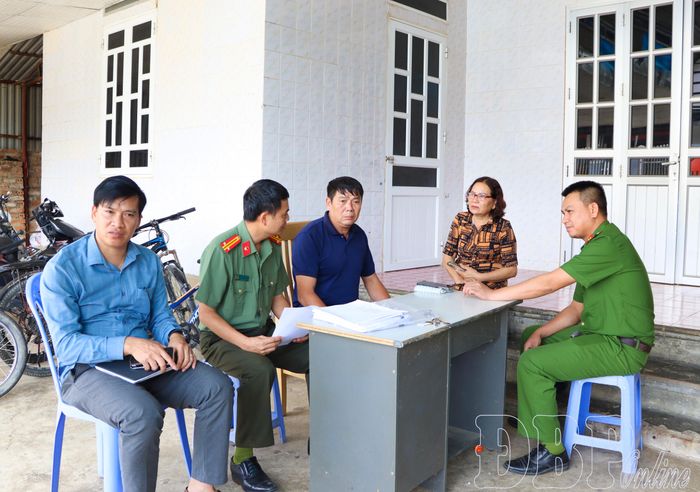 Các sở ngành, chính quyền địa phương tập trung giải quyết dứt điểm các tồn tại, đẩy nhanh giải phóng mặt bằng các dự án đầu tư ngoài ngân sách, tăng nguồn thu từ đất. Ảnh: Lực lượng phối hợp UBND phường Mường Thanh tuyên truyền người dân đồng thuận giải phóng mặt bằng dự án Khu đô thị mới Bắc Hồng Cúm, phân khu A.