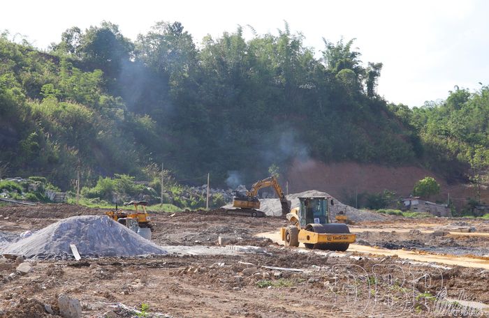 Những tháng cuối năm, tỉnh tập trung đẩy nhanh tiến độ thực hiện các dự án ngoài ngân sách tạo nguồn thu từ đất. Ảnh: Đơn vị nhà thầu thi công dự án Khu dân cư đô thị, thương mại dịch vụ tổ dân phố 17, 18.