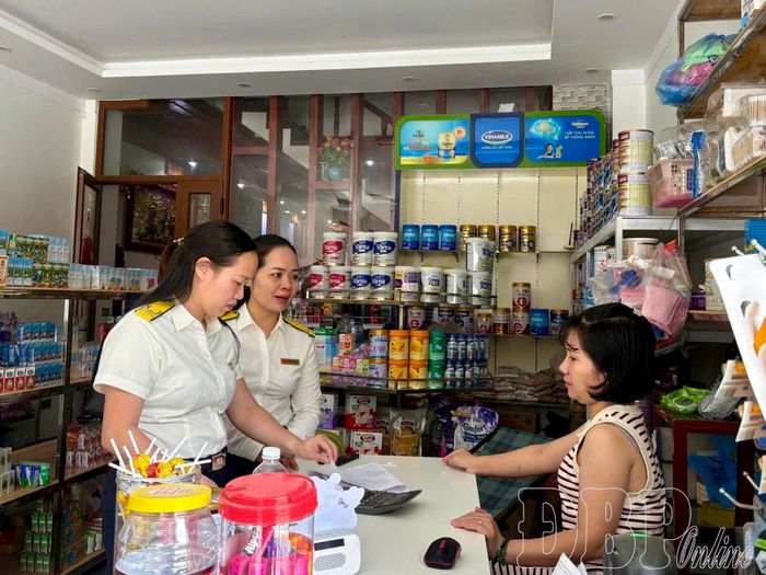 Để tăng nguồn thu ngân sách, Thuế tỉnh rà soát, xác định các nguồn thu còn dư địa để tập trung khai thác những tháng cuối năm. Ảnh: Cán bộ Thuế tỉnh kiểm tra việc thực hiện chính sách, pháp luật thuế tại hộ kinh doanh trên địa bàn.