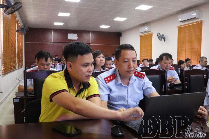 Chuyên gia hướng dẫn đại biểu sử dụng trí tuệ nhân tạo (AI) trong xử lý công việc.