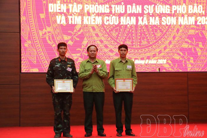 UBND xã Na Son, tặng Giấy khen cho tập thể có thành tích xuất sắc trong thực hiện nhiệm vụ diễn tập Phòng thủ dân sự, ứng phó thiên tai năm 2026.