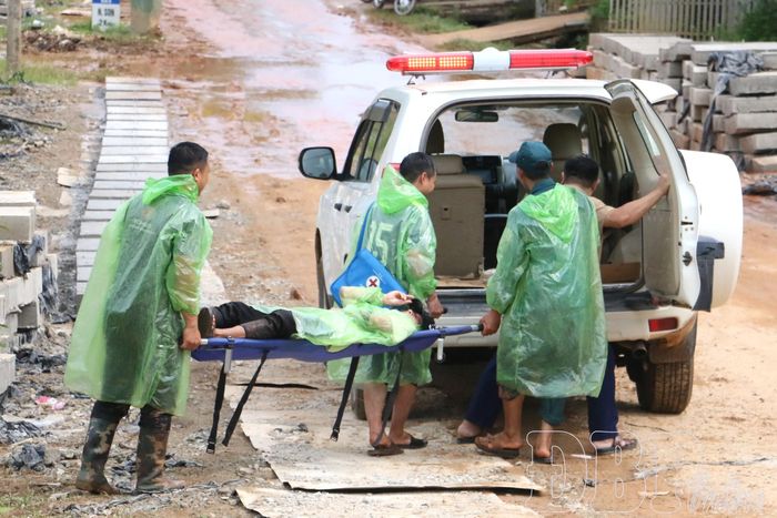 Các lực lượng hỗ trợ đưa người bị thương đi cấp cứu.