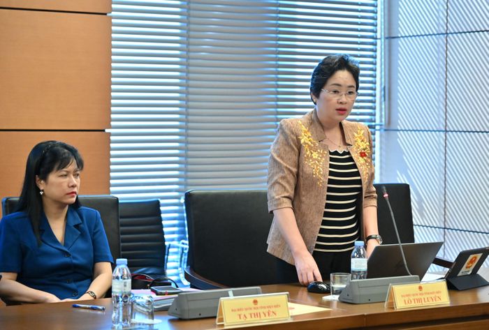 Đại biểu Lò Thị Luyến, Phó Trưởng Đoàn ĐBQH tỉnh phát biểu tại phiên thảo luận.