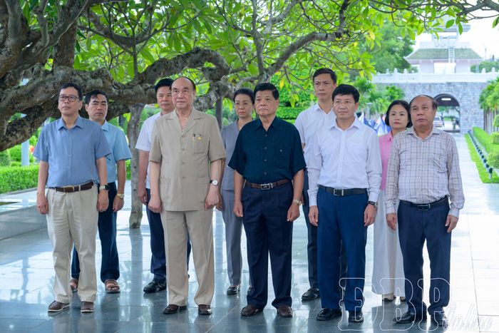Đoàn công tác viếng các anh hùng liệt sĩ tại Nghĩa trang Liệt sĩ quốc gia A1.