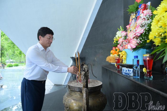 Đồng chí Mùa A Vảng, Ủy viên dự khuyết Ban Chấp hành Trung ương Đảng, Phó Bí thư Tỉnh ủy, Chủ tịch Ủy ban MTTQ Việt Nam tỉnh dâng hương tưởng niệm các anh hùng liệt sĩ tại Nghĩa trang Liệt sĩ quốc gia A1.