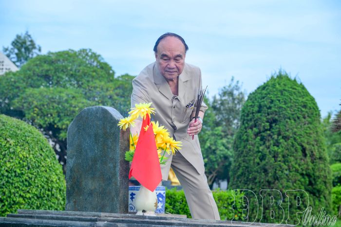 Đồng chí Trịnh Long Biên, nguyên Ủy viên Ban Chấp hành Trung ương Đảng, nguyên Bí thư Tỉnh ủy Lai Châu, Điện Biên, nguyên Phó Chủ nhiệm Ủy ban Kiểm tra Trung ương dâng hương lên phần mộ liệt sĩ tại Nghĩa trang Liệt sĩ quốc gia A1.