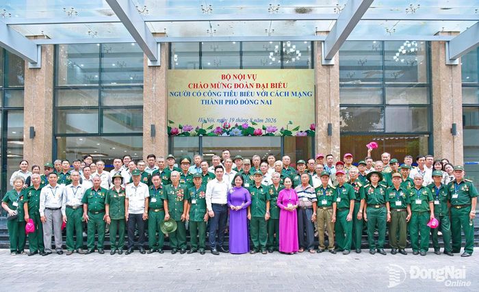 Đoàn đại biểu người có công thành phố Đồng Nai chụp ảnh lưu niệm tại Bộ Nội vụ. Ảnh: CTV