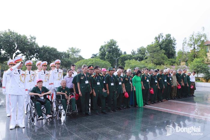 Đoàn đại biểu người có công với cách mạng thành phố Đồng Nai dâng hoa, tưởng niệm tại Đài tưởng niệm các anh hùng liệt sĩ trên đường Bắc Sơn (Ba Đình, Hà Nội). Ảnh: CTV