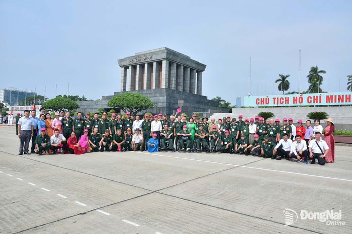 Đoàn đại biểu người có công thành phố Đồng Nai vào Lăng viếng Chủ tịch Hồ Chí Minh. Ảnh: CTV