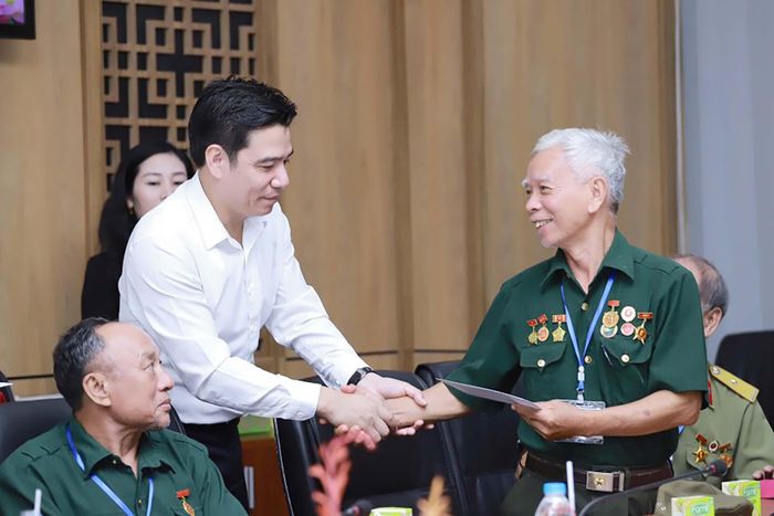 Ông Đặng Đức Thuận, Phó Cục trưởng Cục Người có công trao quà của Bộ Nội vụ tặng các đại biểu người có công. Ảnh: tcnnld.vn