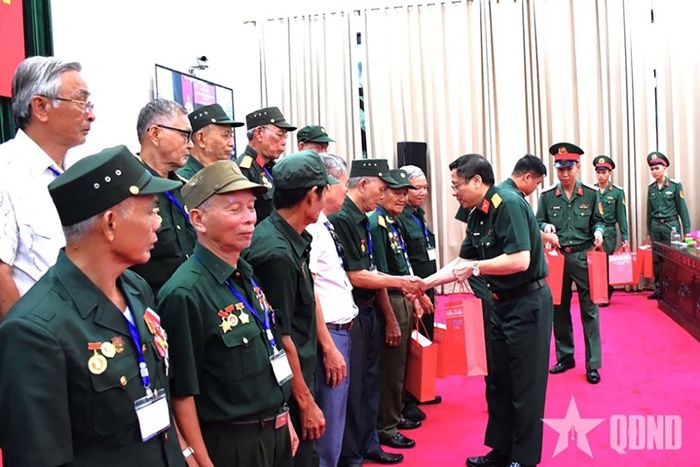 Bộ Quốc phòng tặng quà cho đại biểu người có công với cách mạng thành phố Đồng Nai. Ảnh: qdnd.vn
