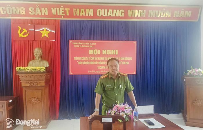 Thượng tá Nguyễn Minh Tàu, Phó Trưởng Phòng Cảnh sát PCCC và CNCH, Công an thành phố Đồng Nai phát biểu tại hội nghị.