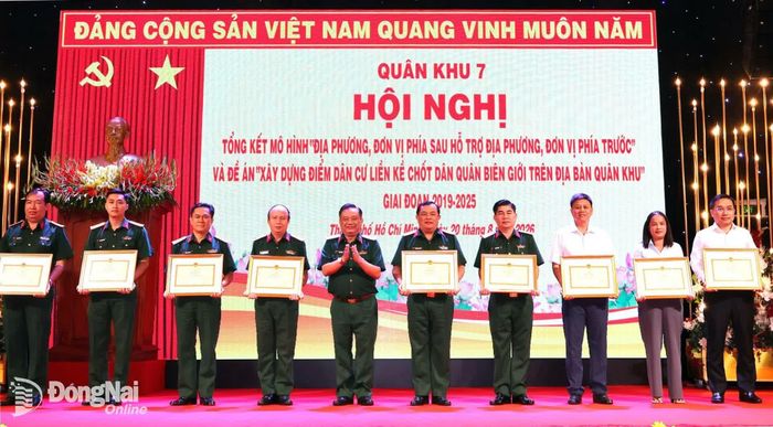Thiếu tướng Trần Chí Tâm, Ủy viên Thường vụ Đảng ủy, Phó Chính ủy, Trưởng ban Chỉ đạo mô hình, đề án Quân khu 7 khen thưởng các cá nhân đạt thành tích xuất sắc giai đoạn 2019-2025. Ảnh: Nguyệt Hà