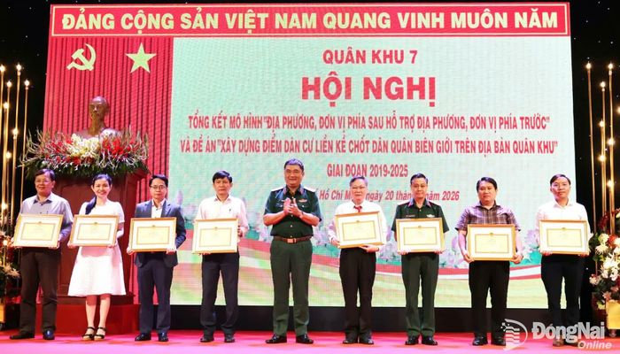 Trung tướng Lê Xuân Thế, Ủy viên Trung ương Đảng, Phó Bí thư Đảng ủy, Tư lệnh Quân khu 7 trao bằng khen của Quân khu 7 cho các doanh nghiệp đóng góp xuất sắc thực hiện mô hình, đề án. Ảnh: Nguyệt Hà