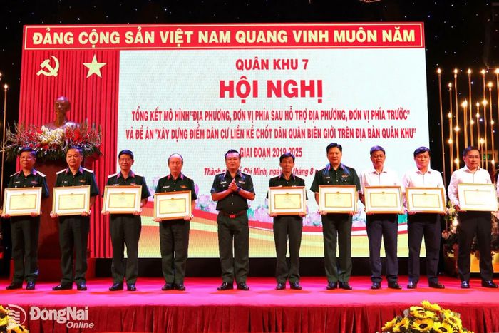 Trung tướng Trần Vinh Ngọc, Bí thư Đảng ủy, Chính ủy Quân khu 7 tặng bằng khen cho các tập thể (đại diện Bộ Chỉ huy Quân sự thành phố Đồng Nai, bìa trái, nhận bằng khen). Ảnh: Nguyệt Hà