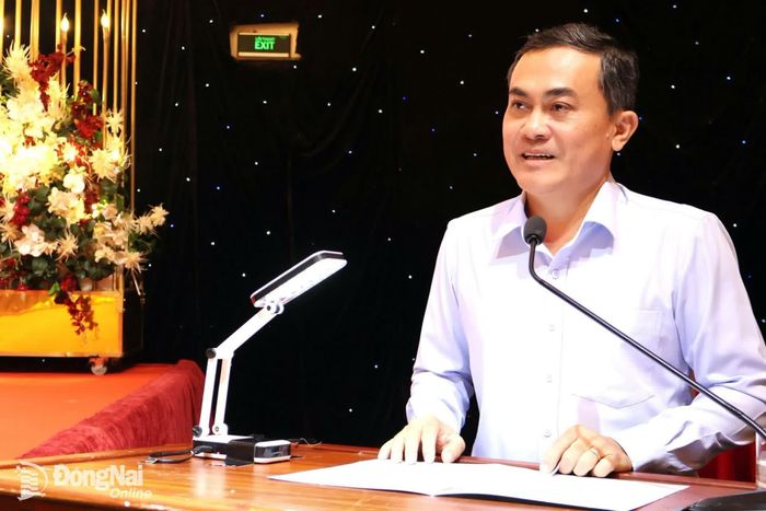 Ủy viên Ban Thường vụ Thành ủy, Phó Chủ tịch UBND thành phố Đồng Nai Lê Trường Sơn trình bày tham luận tại hội nghị. Ảnh: Nguyệt Hà