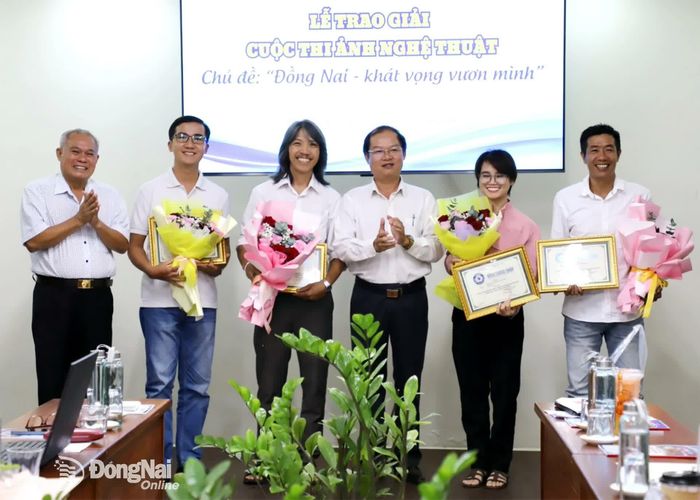 Ban tổ chức trao giải nhất, nhì, ba cho các tác giả đoạt giải Cuộc thi ảnh nghệ thuật Đồng Nai - Khát vọng vươn mình. Ảnh: My Ny