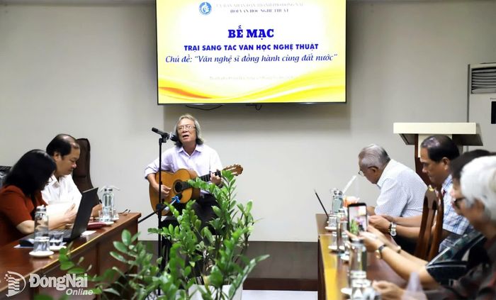 Nhạc sĩ Cao Hồng Sơn biểu diễn ca khúc sáng tác sau khi tham gia Trại sáng tác chủ đề Văn nghệ sĩ đồng hành cùng đất nước tại Ninh Bình. Ảnh: My Ny