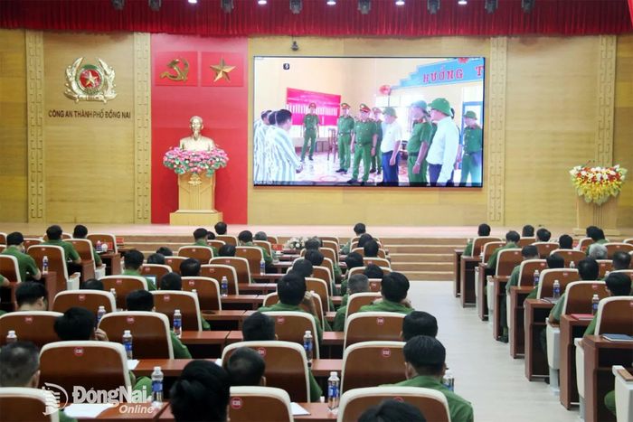 Đại biểu dự tại điểm cầu trụ sở Công an thành phố Đồng Nai xem phóng sự tư liệu về công tác đặc xá. Ảnh: T.D