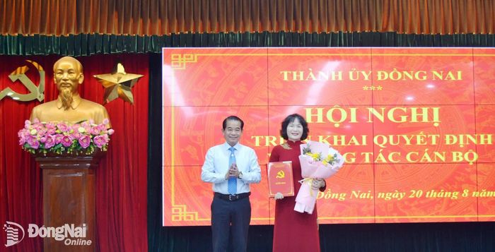  Phó Bí thư Thành ủy, Trưởng ban Tổ chức Thành ủy Thái Bảo trao quyết định của Ban Thường vụ Thành ủy đối với đồng chí Nguyễn Thị Cát Tiên. Ảnh: Phương Hằng