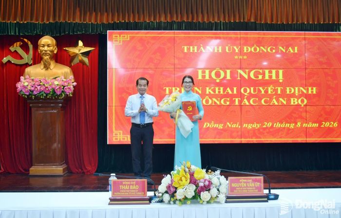 Phó Bí thư Thành ủy, Trưởng ban Tổ chức Thành ủy Thái Bảo trao quyết định của Ban Thường vụ Thành ủy đối với đồng chí Ngô Thị An. Ảnh: Phương Hằng