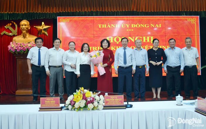 Phó Bí thư Thành ủy, Chủ tịch UBND thành phố Nguyễn Văn Út và lãnh đạo các sở, ngành, cơ quan, đơn vị chúc mừng đồng chí Nguyễn Thị Cát Tiên. Ảnh: Phương Hằng