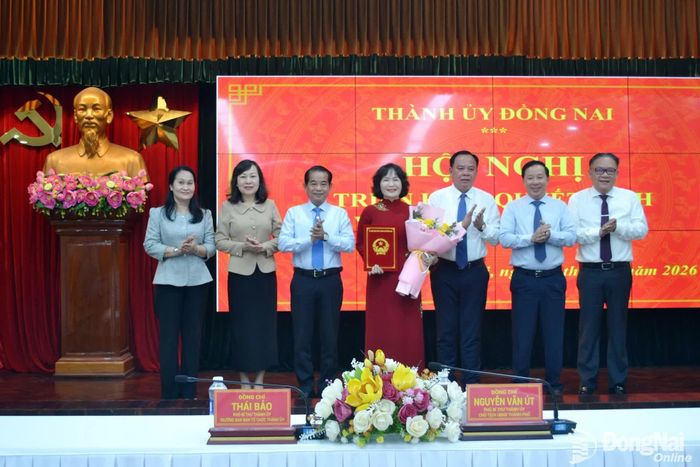 Các đồng chí Thường trực Thành ủy và Ủy viên Ban Thường vụ Thành ủy chúc mừng đồng chí Nguyễn Thị Cát Tiên. Ảnh: Phương Hằng