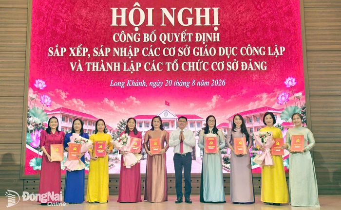 Đại diện Đảng ủy phường trao quyết định công bố thành lập các cơ sở Đảng. Ảnh: Trần Thành