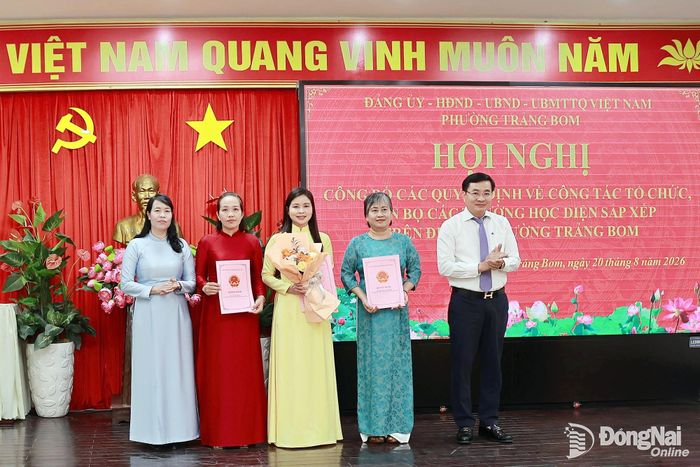 Lãnh đạo phường Trảng Bom trao các quyết định tại hội nghị. Ảnh: Thanh Toàn