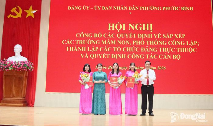 Lãnh đạo UBND phường Phước Bình trao quyết định thành lập các trường sau sắp xếp. Ảnh: Quang Minh