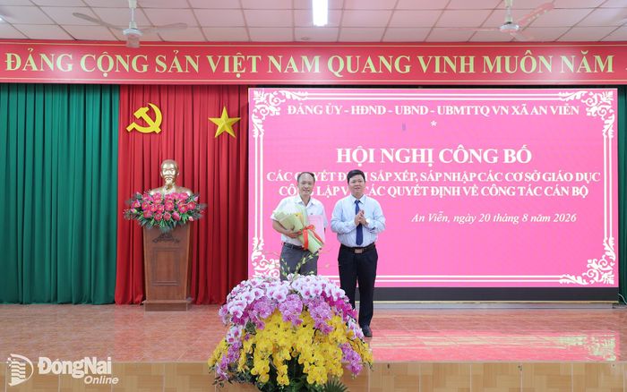 Lãnh đạo xã trao quyết định về việc sáp nhập trường học trên địa bàn. Ảnh: Thu Bồn