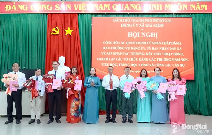 Lãnh đạo xã Gia Kiệm trao quyết định điều động, bổ nhiệm hiệu trưởng các trường sau sáp nhập. Ảnh: Tiến Thụ