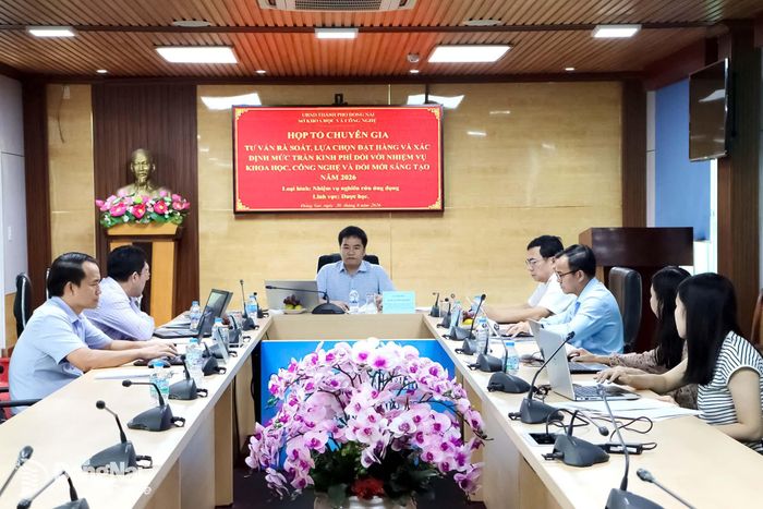 Tiến sĩ - Dược sĩ Võ Thanh Hóa, Phó Giám đốc Trung tâm Nghiên cứu và Phát triển sản phẩm chăm sóc sức khỏe, Trưởng Bộ môn Dược học - Dược Cổ truyền (Trường đại học Khoa học Sức khỏe - Đại học Quốc gia Thành phố Hồ Chí Minh), Tổ trưởng Tổ chuyên gia chủ trì cuộc họp đối với lĩnh vực dược học. Ảnh: Thanh Cảnh