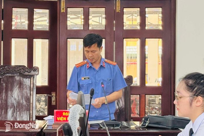 Đại diện Viện Kiểm sát nhân dân thành phố Đồng Nai nêu quan điểm luận tội tại phiên tòa. Ảnh: Phạm Huệ