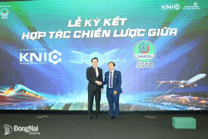 Ký kết chương trình hợp tác giữa Trung tâm Đào tạo - Cung ứng nhân lực kỹ thuật - SSTC và KN Industrial City - KNIC. Ảnh: Vương Thế