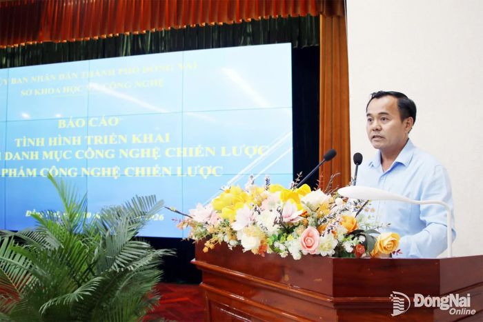 Phó Giám đốc Sở Khoa học và Công nghệ Đồng Nai Nguyễn Thanh Phong báo cáo tình hình triển khai xác định danh mục công nghệ chiến lược, sản phẩm công nghệ chiến lược triển khai trên địa bàn thành phố Đồng Nai, giai đoạn 2026-2030. Ảnh: Hải Quân