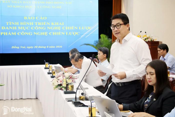 Tiến sĩ Huỳnh Phú Minh Cường, Phó Trưởng ban Khoa học và Công nghệ kiêm Phó Giám đốc Trung tâm Đổi mới sáng tạo (Đại học Quốc gia Thành phố Hồ Chí Minh) chia sẻ tại buổi làm việc. Ảnh: Hải Quân