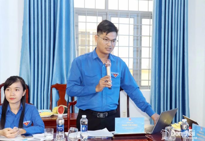 Phó Bí thư Thành đoàn Đồng Nai, Chủ tịch Hội Liên hiệp thanh niên Việt Nam thành phố Phan Thế Công phát biểu ý kiến tại hội nghị. Ảnh: Ngọc Huyền