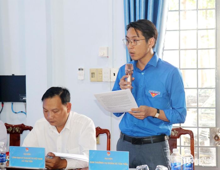 Bí thư Đoàn xã Tân Tiến Nguyễn Hoài Nam báo cáo công tác triển khai đề án tại địa phương. Ảnh: Ngọc Huyền