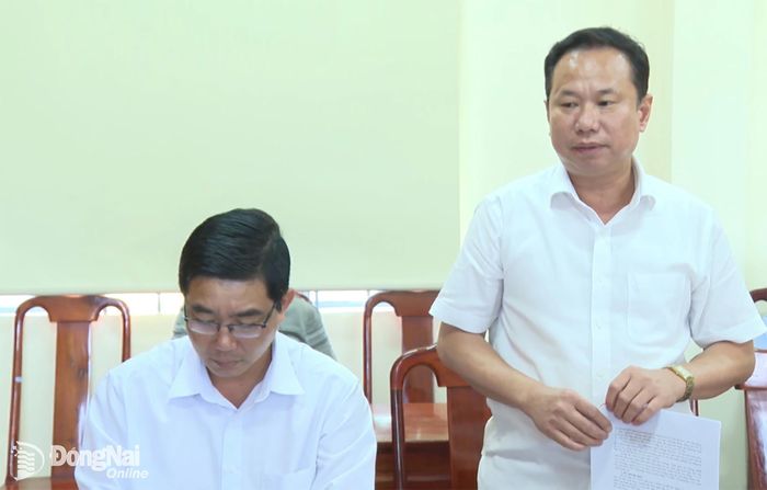 Thành viên đoàn khảo sát tham gia ý kiến tại buổi làm việc. Ảnh: Trần Cảnh