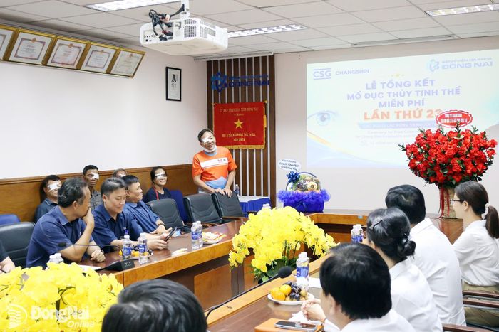 Một bệnh nhân vừa được phẫu thuật đục thủy tinh thể miễn phí phát biểu tại lễ tổng kết. Ảnh: BVCC