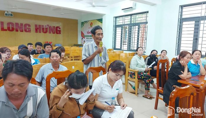 Người dân phát biểu ý kiến, kiến nghị tại hội nghị. Ảnh: Xuân Nương