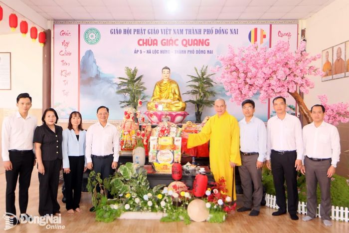 Ủy viên Ban Thường vụ Thành ủy, Phó Chủ tịch Thường trực Ủy ban MTTQ Việt Nam thành phố Hà Anh Dũng cùng đoàn công tác tặng quà Đại đức Thích Bửu Hòa, Phó Chánh Thư ký Ban Trị sự Giáo hội Phật giáo Việt Nam thành phố. Ảnh: Văn Truyên
