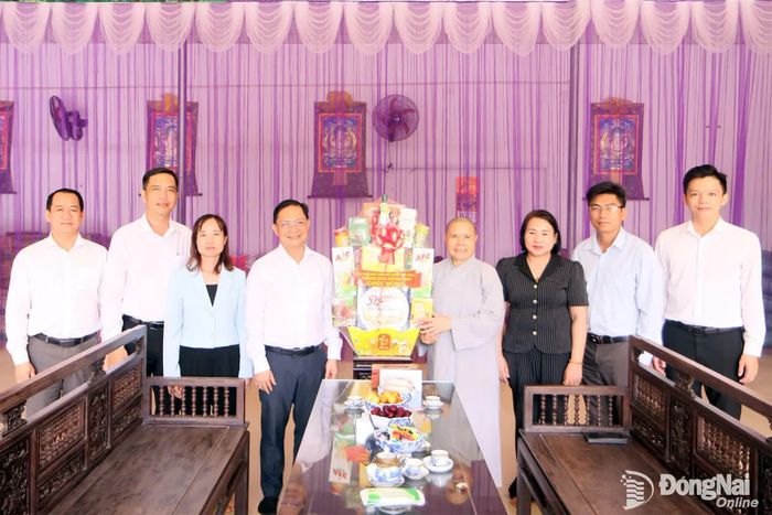 Ủy viên Ban Thường vụ Thành ủy, Phó Chủ tịch Thường trực Ủy ban MTTQ Việt Nam thành phố Hà Anh Dũng cùng đoàn công tác tặng quà Ni sư Thích Nữ Như Hiền, Thủ quỹ Ban Trị sự Giáo hội Phật giáo Việt Nam thành phố. Ảnh: Văn Truyên