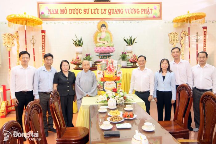 Ủy viên Ban Thường vụ Thành ủy, Phó Chủ tịch Thường trực Ủy ban MTTQ Việt Nam thành phố Hà Anh Dũng cùng đoàn công tác thông qua đại diện chùa Quang Minh tặng quà đến Ni trưởng Thích Nữ Nhật Khương, Ủy viên Thường trực Hội đồng Trị sự Giáo hội Phật giáo Việt Nam. Ảnh: Văn Truyên