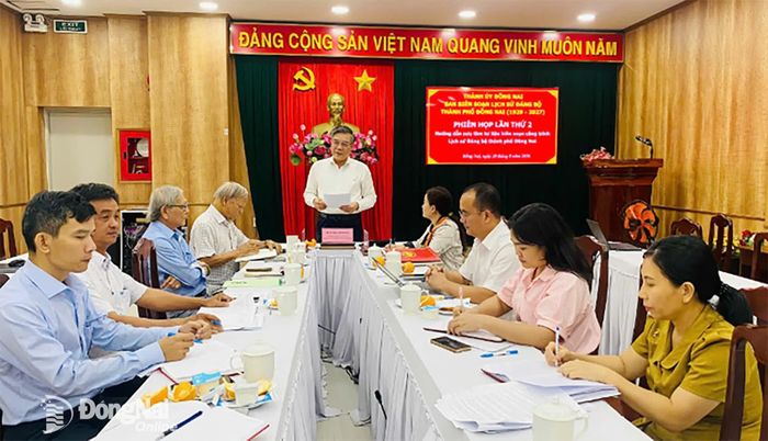 Ủy viên Ban Thường vụ Thành ủy, Trưởng ban Tuyên giáo và Dân vận Thành ủy Dương Minh Dũng, thành viên Ban Chỉ đạo, Phó Trưởng ban Biên soạn Lịch sử Đảng bộ thành phố Đồng Nai (1929-2027) kết luận phiên họp. Ảnh: Lê Sơn