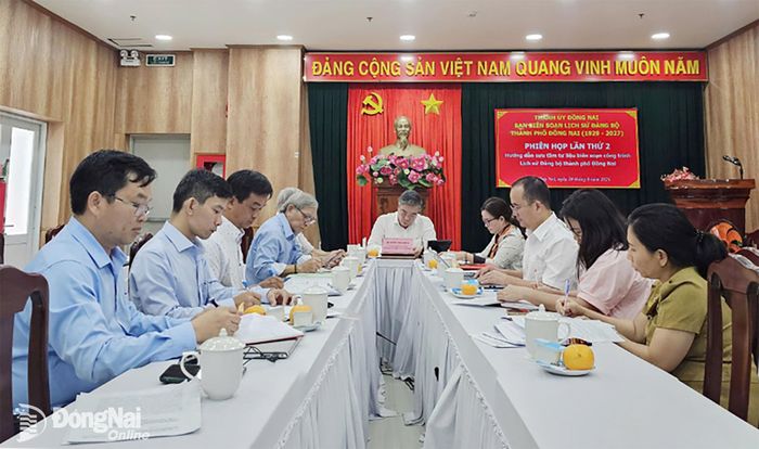 Quang cảnh phiên họp Ban Biên soạn Lịch sử Đảng bộ thành phố Đồng Nai. Ảnh: Đỗ Văn Dũng