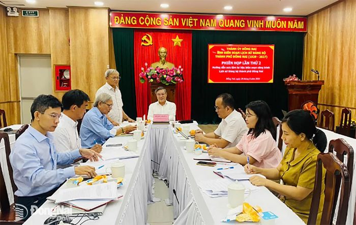 Đại tá, PGS.TS Hồ Sơn Đài, nguyên Trưởng phòng Khoa học quân sự Quân khu 7, Chủ biên công trình triển khai các nội dung biên soạn. Ảnh: Lê Sơn