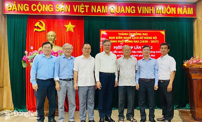 Thành viên Ban Biên soạn Lịch sử Đảng bộ thành phố Đồng Nai (1929-2027) chụp ảnh lưu niệm tại phiên họp. Ảnh: Mỹ Duyên