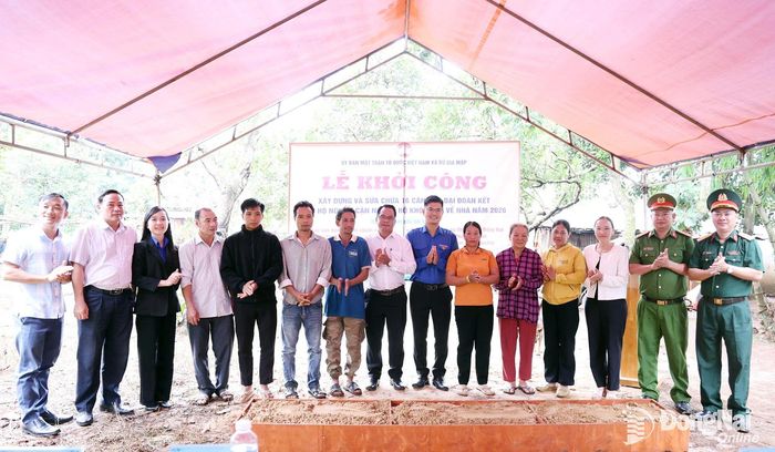 Đại biểu và các hộ dân chụp hình lưu niệm sau lễ khởi công. Ảnh: Ngọc Huyền